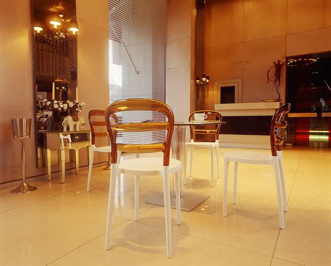 Стул пластиковый Miss Bibi белый, янтарный 420х500х850 мм Стул пластиковый Miss Bibi белый, янтарный 420х500х850 мм