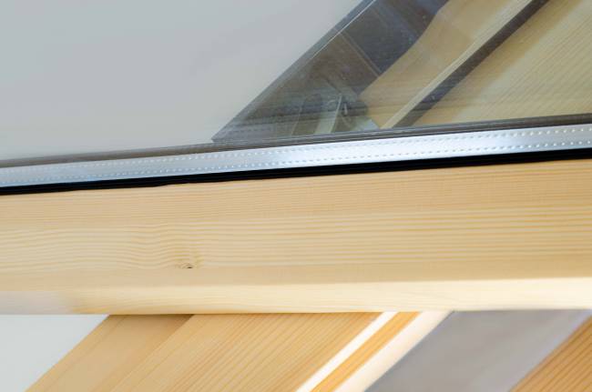 Мансардное окно FTP-V (CH) со среднеповоротным типом открывания