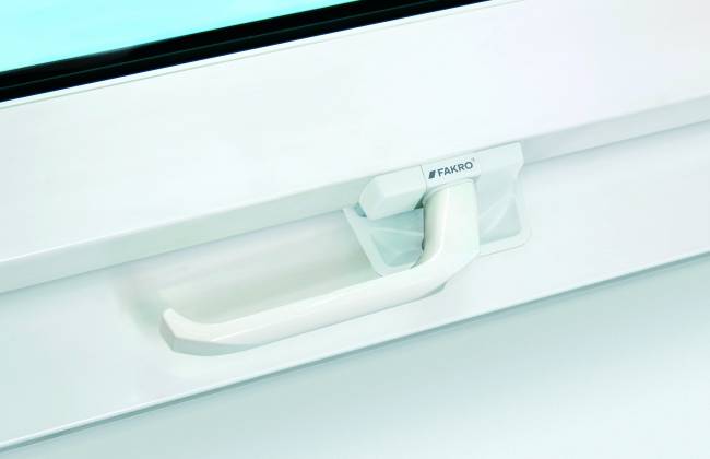 Пластиковое мансардное окно PTP-V U5 с двухкамерным морозостойким стеклопакетом Пластиковое мансардное окно PTP-V U5 с двухкамерным морозостойким стеклопакетом