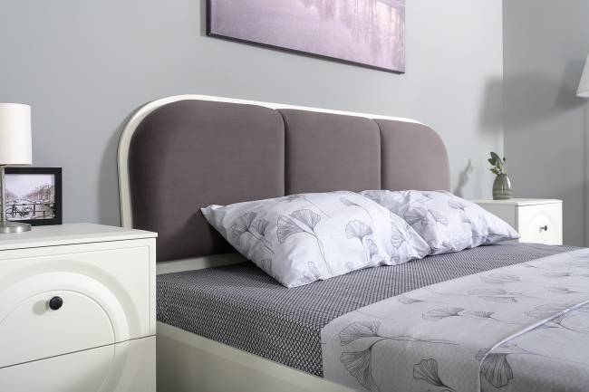 3-х дверный шкаф с кроватью с мягкой спинкой Валенсия 1600 и двумя тумбочками цвет белый шагрень/ткань велутто 19 3-х дверный шкаф с кроватью с мягкой спинкой Валенсия 1600 и двумя тумбочками цвет белый шагрень/ткань велутто 19